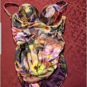 One piece Floral swimsuit Brand New 34B 75B‎